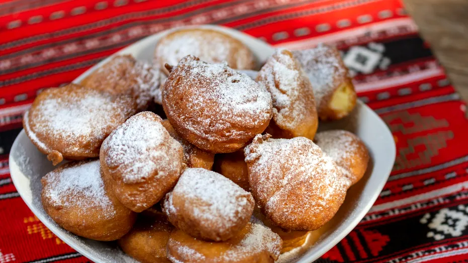 Rețetă delicioasă de gogoși la cuptor. Ies foarte pufoase și numai bune de mâncat cu zahăr pudră