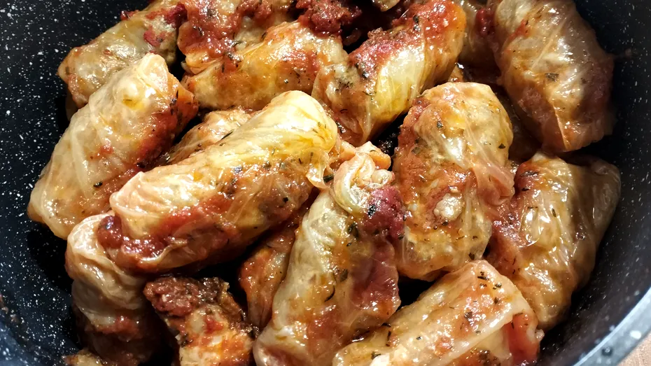 Secretul celor mai bune sarmale cu carne de porc și vită, în foi de varză murată. Ingredientul care le dă o culoare deosebită