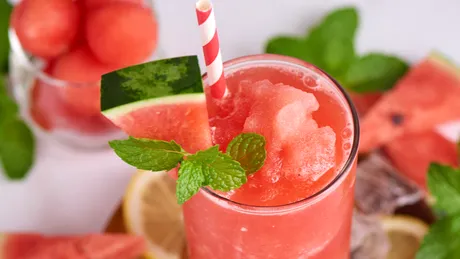 Cocktail cu pepene roșu și apă de cocos