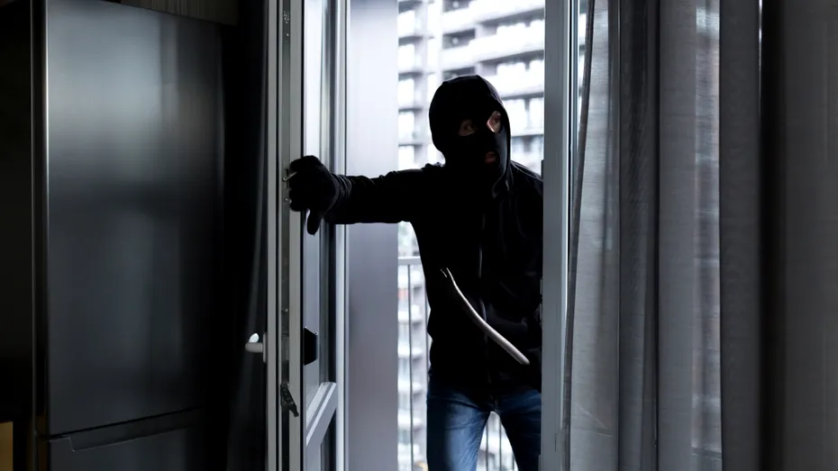 Cum poți să-ți protejezi casa de hoți când ești în vacanță. Nu ai nevoie de camere de filmat