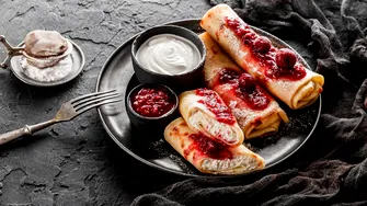 Clătite la cuptor cu Hochland brânză de vaci – desert cald pentru masa de Paște