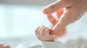 Un bebeluș de doar 11 zile, diagnosticat cu o tumoră cerebrală după ce medicii au observat o infecție minusculă la o unghie. Prin ce coșmar a trecut familia