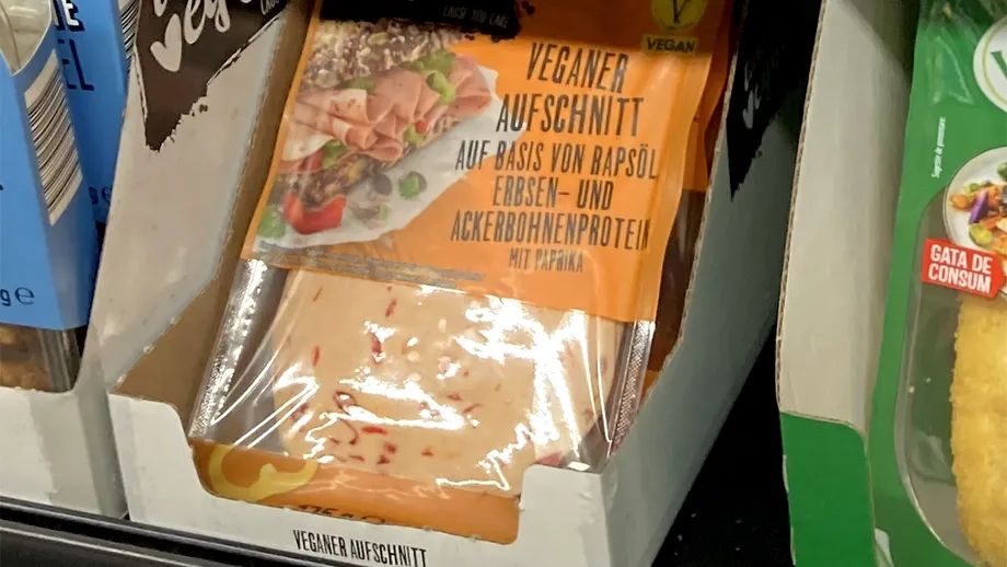 Cu ce preț se vinde și ce conține, de fapt, parizerul vegetal care se vinde în Kaufland
