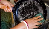 Cum să cureți grăsimea arsă de pe marginile tigăii. Trucuri simple care îndepărtează depunerile fără să deterioreze suprafața