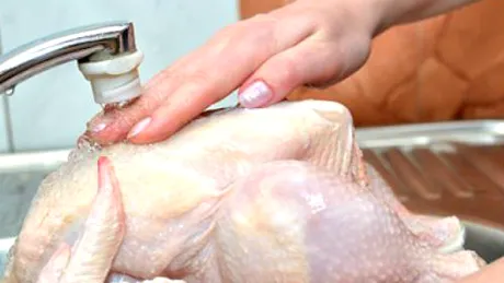 De ce nu e bine să spălaţi carnea de pui înainte de a o găti