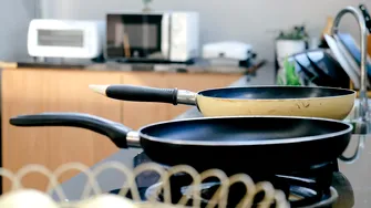 Chimicalele din vasele antiaderente cresc riscul de scleroză multiplă de patru ori