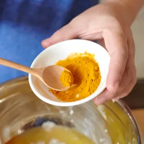 Condimentul lăudat ca remediu natural pentru inflamații, dureri articulare și tulburări de dispoziție. Costă sub 20 de lei și trebuie să-l consumi 14 zile pentru a-și face efectul