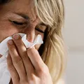De ce te trezești cu nasul înfundat dimineața? 6 cauze și soluții
