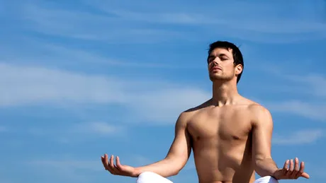 Top 4 motive pentru care şi bărbaţii ar trebui să practice yoga - GALERIE FOTO