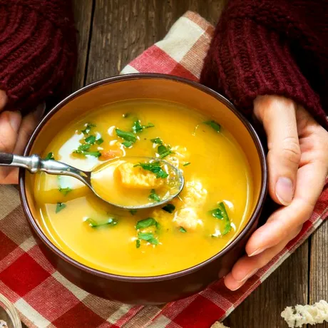 Rețeta de supă pentru imunitate. Alimentul pe care să-l adaugi pentru mai multă vitamina C decât o portocală