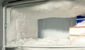 Cum să cureți rapid congelatorul plin de gheață. Metoda simplă care nu necesită scoaterea din priză / VIDEO