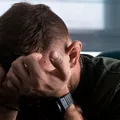 Obiceiul zilnic care arată că ești în depresie și nu-ți dai seama. Mulți români îl au!
