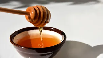 De ce o linguriță de miere crudă de Manuka poate deveni noul tău ritual pentru susținerea imunității