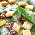 Ce să NU pui în salată dacă ești la dietă. 7 ingrediente care transformă salata în bombă calorică