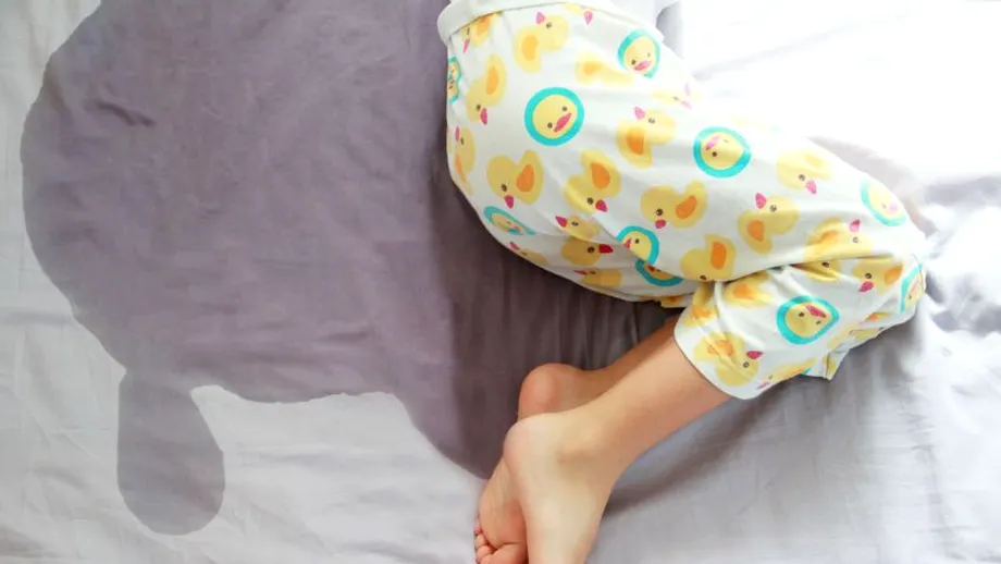 Copilul face pipi în pat. Care sunt cauzele şi ce presupune tratamentul?