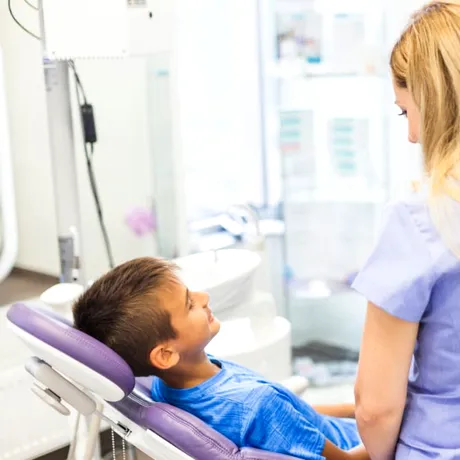 (P) Cauți un dentist pentru copii în Suceava? Cum alegi corect medicul stomatolog?
