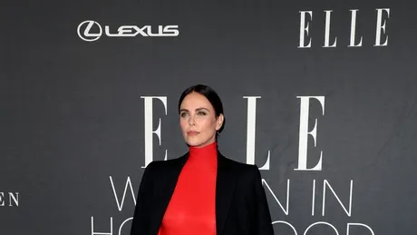 Nu s-a putut decide! Charlize Theron, și în rochie, și în pantaloni pe covorul roșu