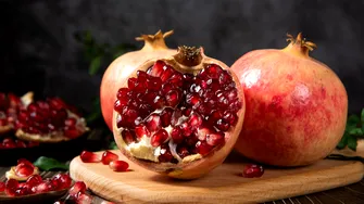 Cum să cureți rodia rapid și fără să stropești toată bucătăria. Trucuri care chiar funcționează