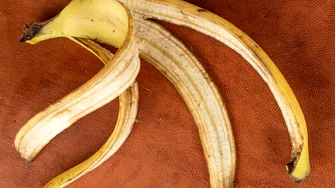 Nu mai arunca cojile de banană! Trucul simplu cu bicarbonat pe care îl poți încerca acasă