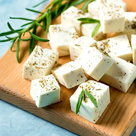 Consumul de brânză ar putea fi mai riscant decât credeți: cât de dăunătoare sunt microplasticele ascunse în produsele lactate