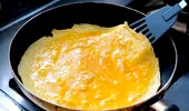 Ți se lipește omleta de tigaie? Trucul simplu al bucătarilor care îți garantează o omletă perfectă
