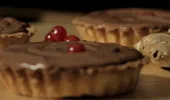 Mini-tarte cu mousse de ciocolată şi ghimbir – o reteta Video de la Anca Lungu