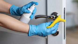 Produsele de curățenie pot afecta grav plămânii. Inhalarea, mai periculoasă decât ingerarea