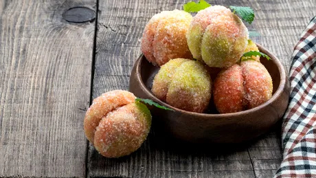 Rețetă de piersici umplute. Desertul care amintește de copilărie