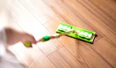 Cum să cureți EFICIENT parchetul din lemn masiv cu ceai negru. Îi vei reda luciul pe termen lung