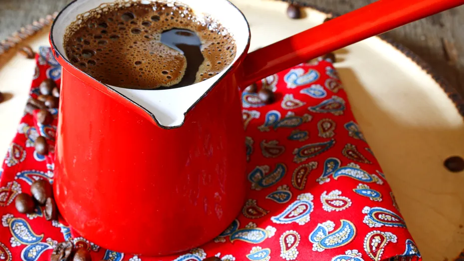 Cafeaua la ibric, un pericol pentru inimă? Substanța din cafea care favorizează „lipirea” grăsimilor pe vasele de sânge