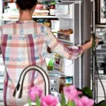 Cum îndepărtezi mirosul neplăcut din frigider: un singur produs din bucătărie poate face minuni pe termen lung