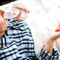 Obiceiuri inofensive care îți distrug sănătatea. De ce nu e bine să te întinzi după ce ai luat un medicament