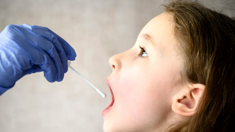 Un simplu test din salivă ar putea salva vieți: metoda revoluționară pentru depistarea unei boli cardiace rare la copii