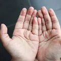 De ce se încrețește pielea după ce stai în apă. Explicația surprinzătoare din spatele acestui fenomen