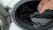 Hainele negre se decolorează după spălare? Trucul simplu pe care multe gospodine îl folosesc