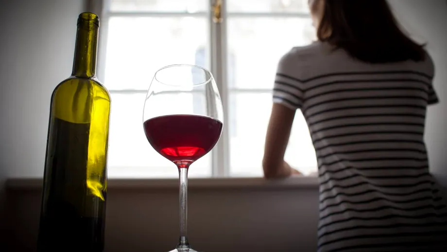 Un pahar de vin pe zi, sănătate curată? „Alcoolul creează dependență. Punct. Am întâlnit cazuri în care femei consumau o sticlă de alcool pe zi. E ireal”