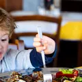 De ce copiii refuză mâncarea: nu e moft, ci un mecanism biologic