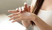 Ai mâinile aspre și uscate? Iată cum poți să le „repari” în mai puțin de 5 minute