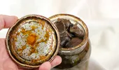 De ce se umflă capacele borcanelor? Când este normal și când poate fi un semn că alimentul nu mai este sigur