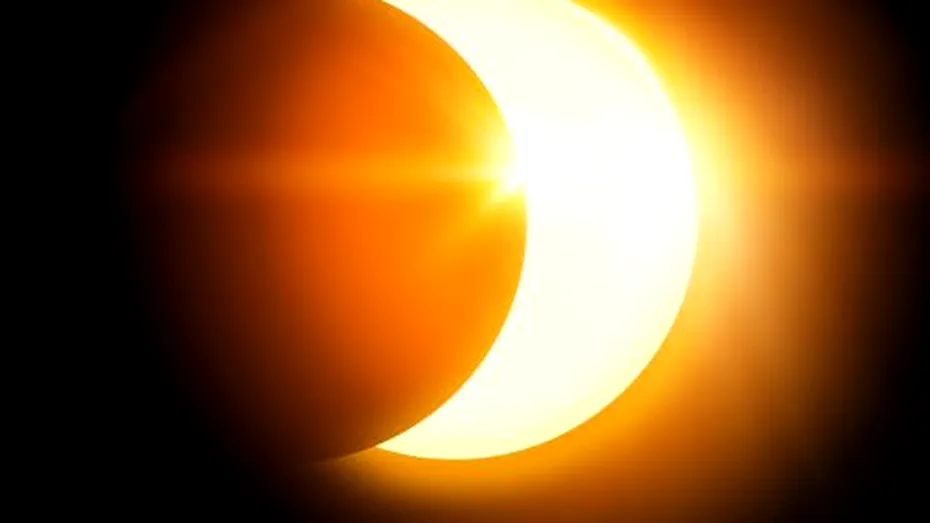 Eclipsa parţială de soare - Cum să-ţi protejezi ochii dacă vrei s-o observi sau s-o fotografiezi