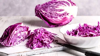 Varza albă sau varza roșie? Care e diferența dintre ele din punct de vedere nutrițional și care e mai sănătoasă