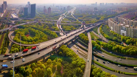 Cea mai periculoasă autostradă din lume. Traversează peste 270 de poduri și 25 de tuneluri