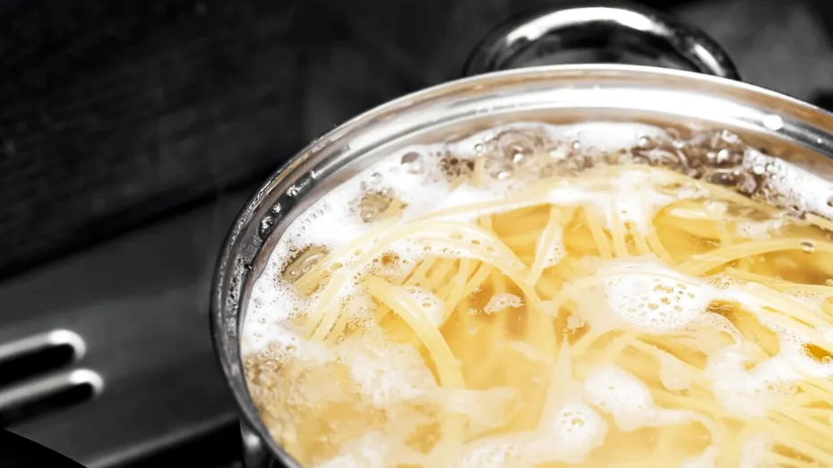 Câtă apă trebuie să pui în oală când fierbi pastele? Greșeala pe care o fac mulți