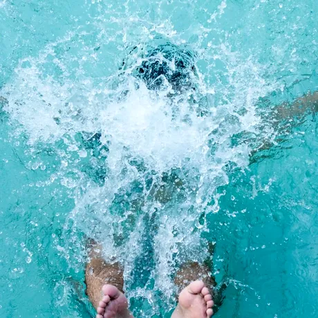 Tatăl și copilul electrocutați lângă piscina gonflabilă au murit în doar câteva secunde. Ce greșeală uriașă au făcut