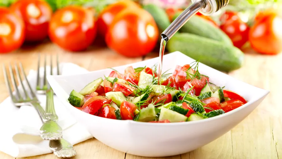 Ce ulei este recomandat la salata de roșii. Alegerea care poate ajuta organismul să absoarbă mai bine vitaminele