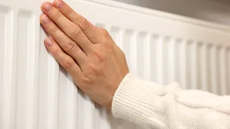 Ce prevede legea în cazul caloriferelor oprite pe timpul iernii din apartamentele nelocuite. Cum plătește cel care nu dă drumul la căldură
