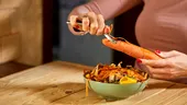 Nu mai arunca cojile de morcovi! Cum pot fi ele folosite pentru casă și sănătate