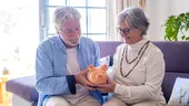 Ce pensii și indemnizații nu se mai acordă în 2026. Categoria de pensionari care va primi bani extra
