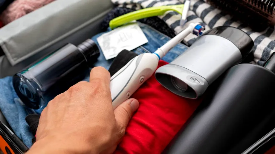 Obiceiurile din vacanță care îți pot distruge dinții. De ce să nu lași periuța de dinți în soare sau în geantă, fără protecție