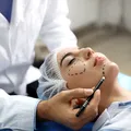 Cum se apără medicul estetician în cazul femeii aflată în moarte cerebrală, după un lifting facial